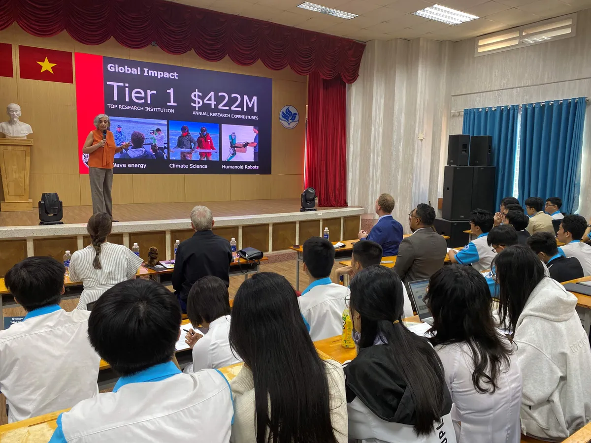 3-giao-su-jayathi-y-murthy-hieu-truong-osu-chia-se-voi-hon-300-hoc-sinh-tai-truong-trung-hoc-pho-thong-nang-khieu-tp-hcm-07250314027360563922200